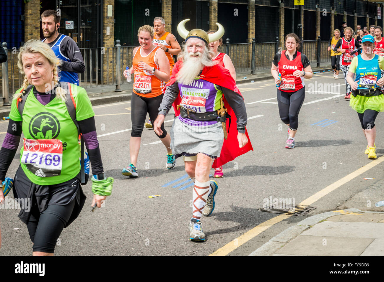 Londres, Royaume-Uni. 24 avril, 2016. Marathon de Londres 2016. Ossature en grand costume. Costume Viking/Chaykina Crédit : Elena Alamy Live News Banque D'Images
