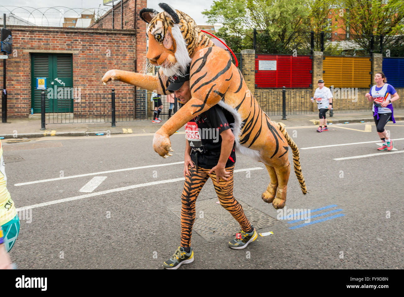 Londres, Royaume-Uni. 24 avril, 2016. Marathon de Londres 2016. Ossature en grand costume. Costume Tiger Crédit : Elena/Chaykina Alamy Live News Banque D'Images