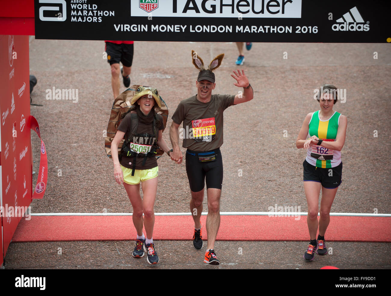 Le Mall, Londres, Royaume-Uni. 24 avril, 2016. Vierge 2016 Marathon de Londres, un record mondial Guinness tortue lièvre et franchir la ligne d'arrivée. Credit : sportsimages/Alamy Live News Banque D'Images