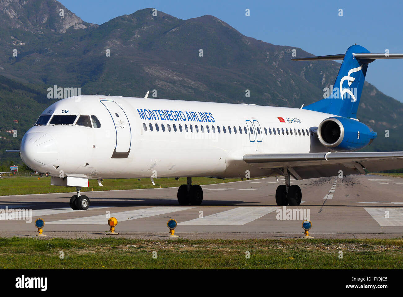 Monténégro Airlines Fokker 100 quitte la piste 32 à l'aéroport de Tivat. Banque D'Images