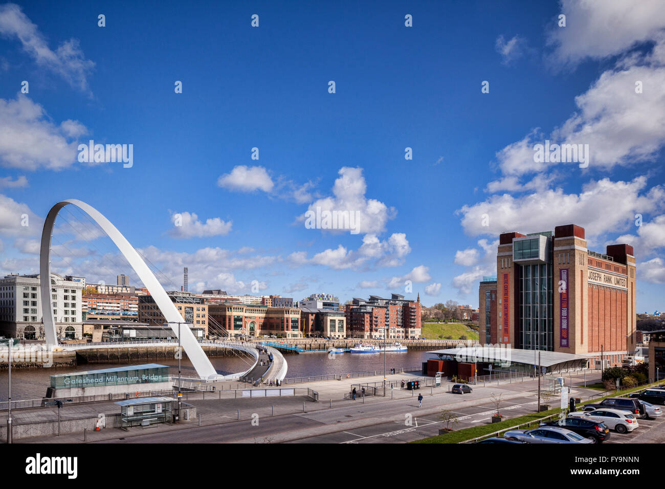 Newcastle Gateshead Millennium Bridge, quais et le Baltic Centre for Contemporary Art, Newcastle-upon-Tyne, Tyne et Wear, Angleterre Banque D'Images