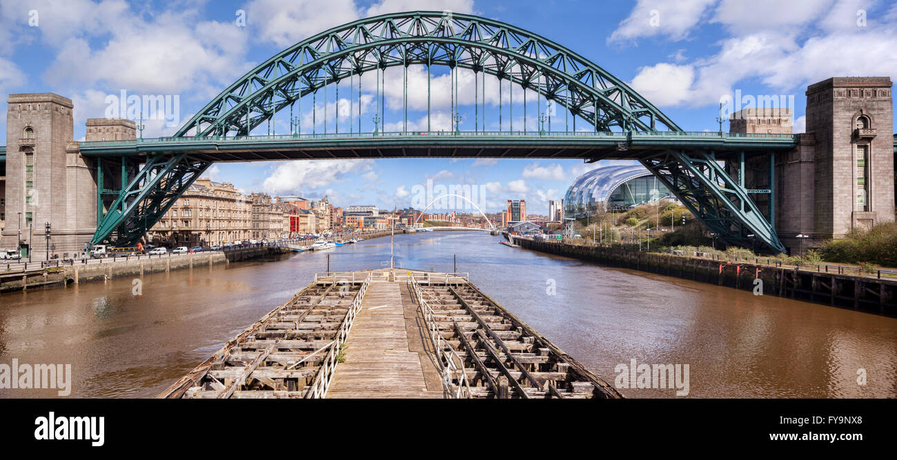 Le pont Tyne du pont Swing à Newcastle-upon-Tyne, Tyne and Wear, Angleterre, Royaume-Uni. Le pont du Millénaire de Gateshead et Sag Banque D'Images