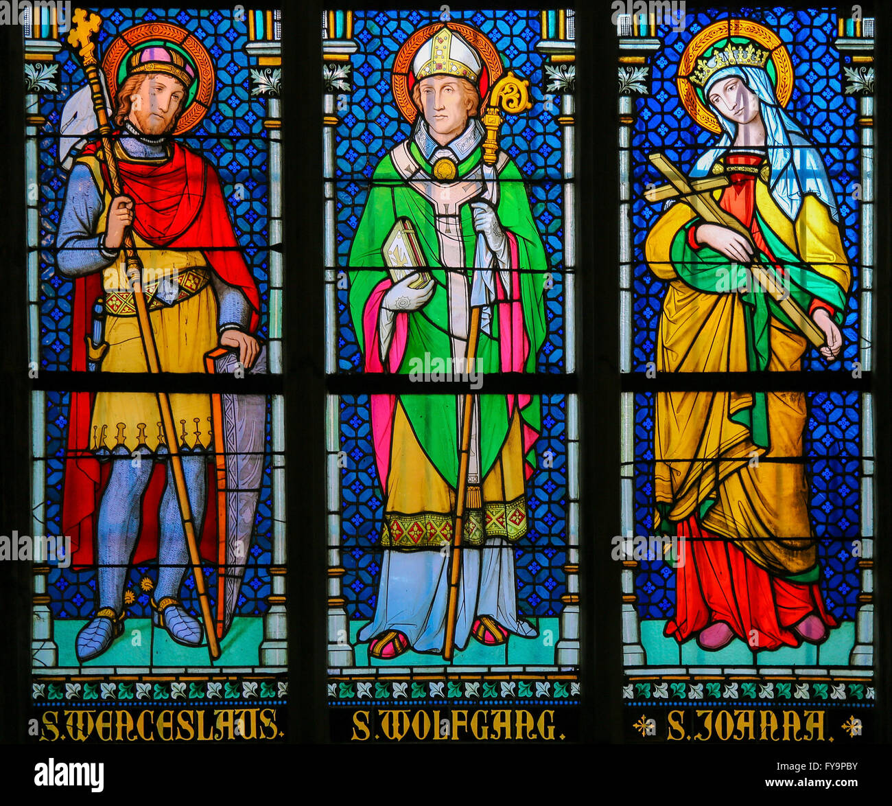 Vitrail dans la cathédrale Saint-Guy, Prague, représentant Saint Venceslas, Saint Wolfgang et Saint Joanna. Banque D'Images