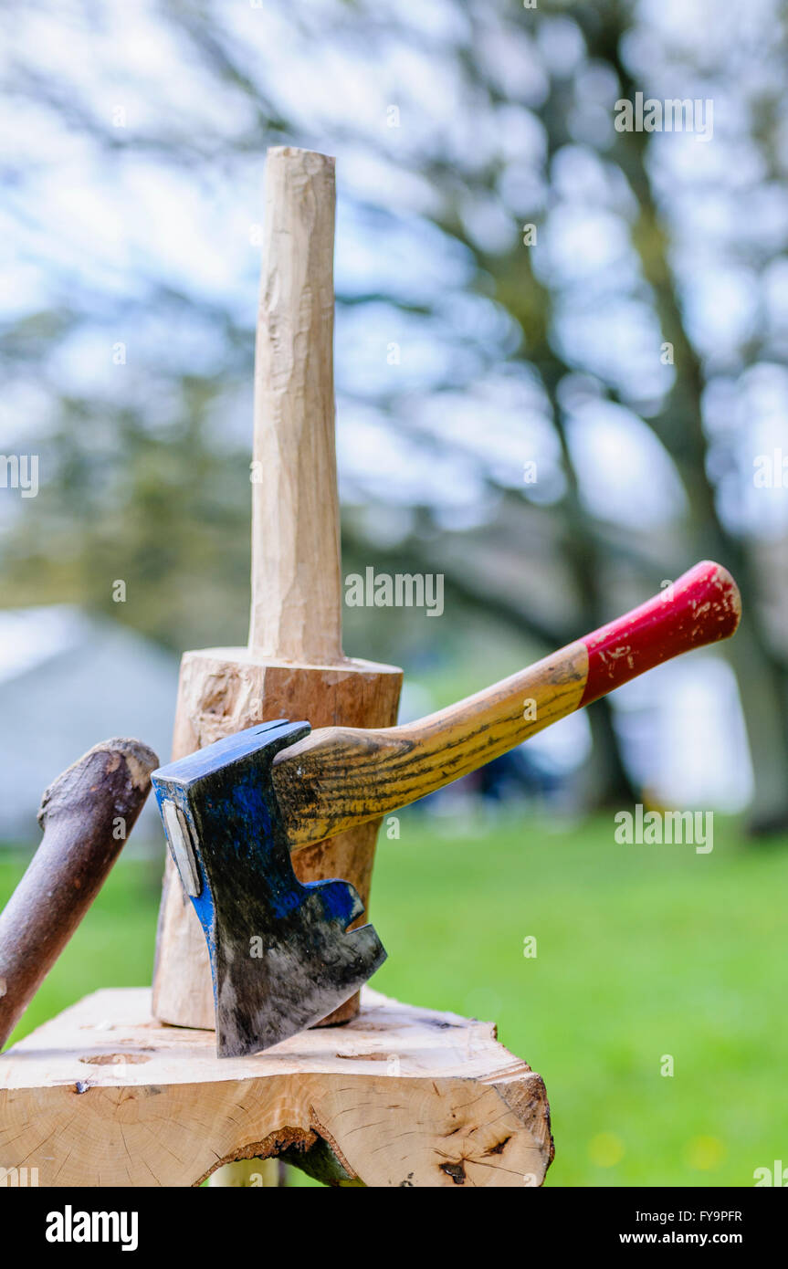 Une main ax sur un bloc de bois après avoir été utilisés pour former une poignée. Banque D'Images