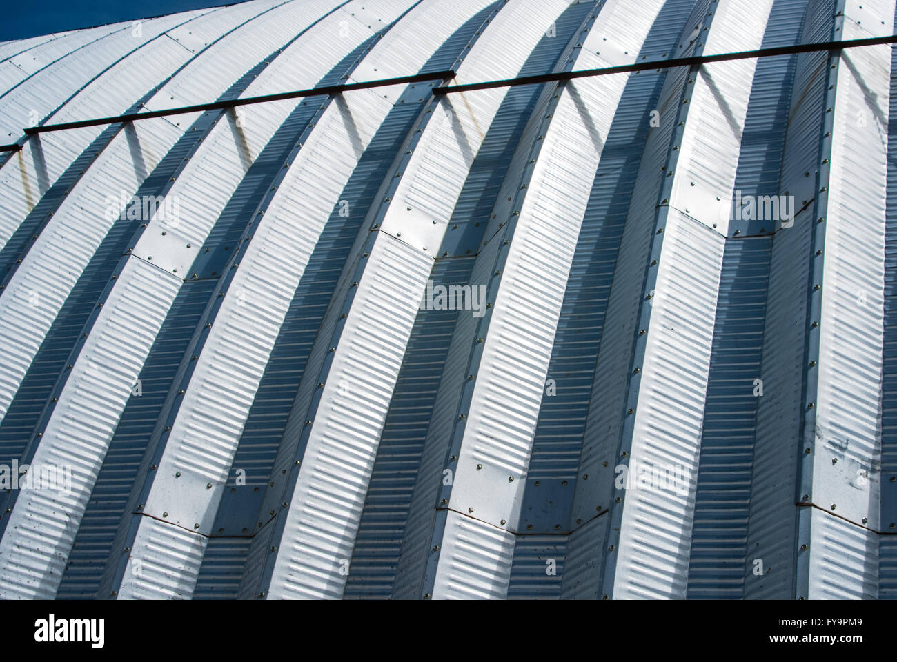 Close up of metal roof avec ombre et lumière Banque D'Images