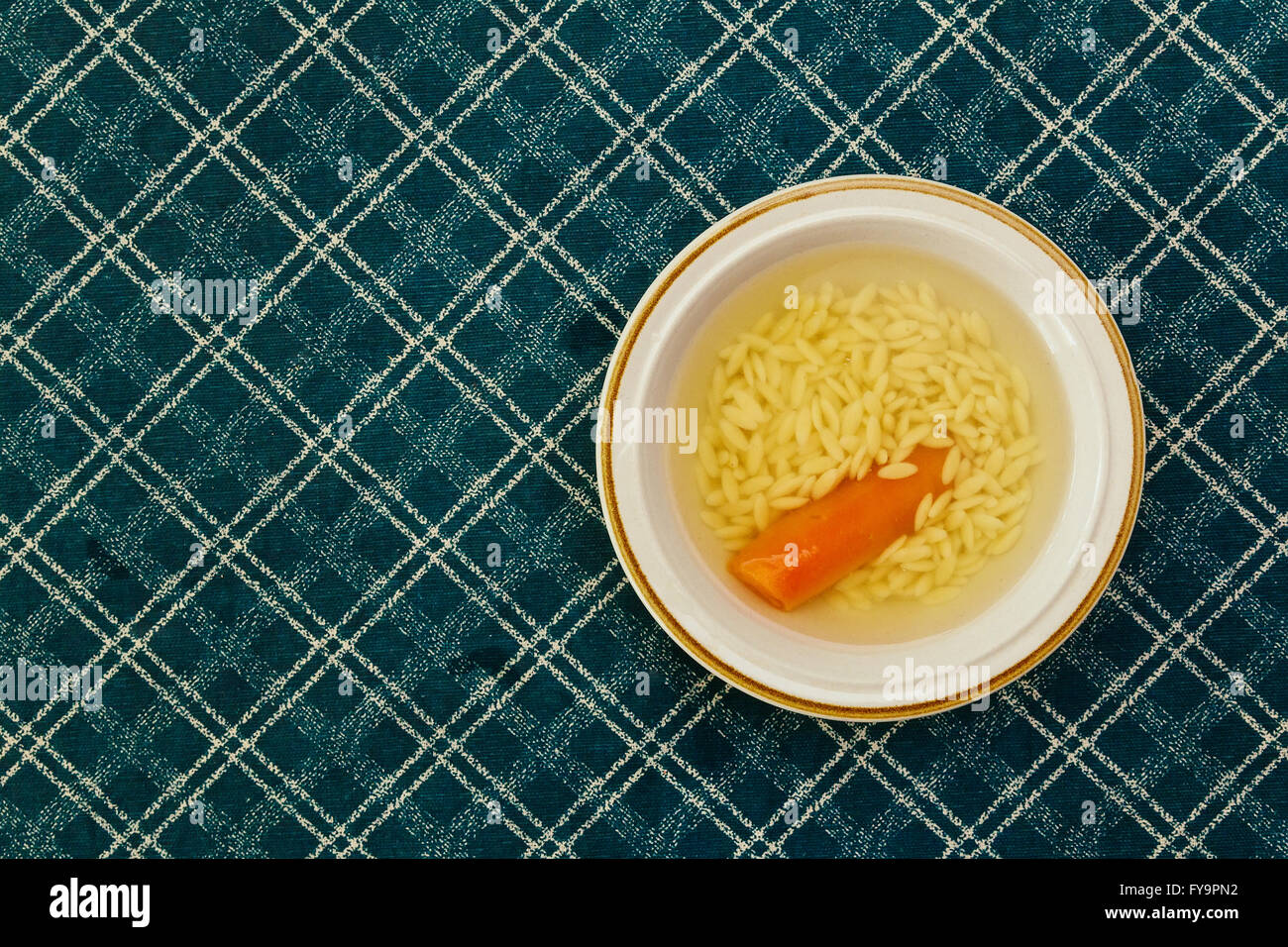 Boules de la matsa dans un bol de soupe Banque D'Images