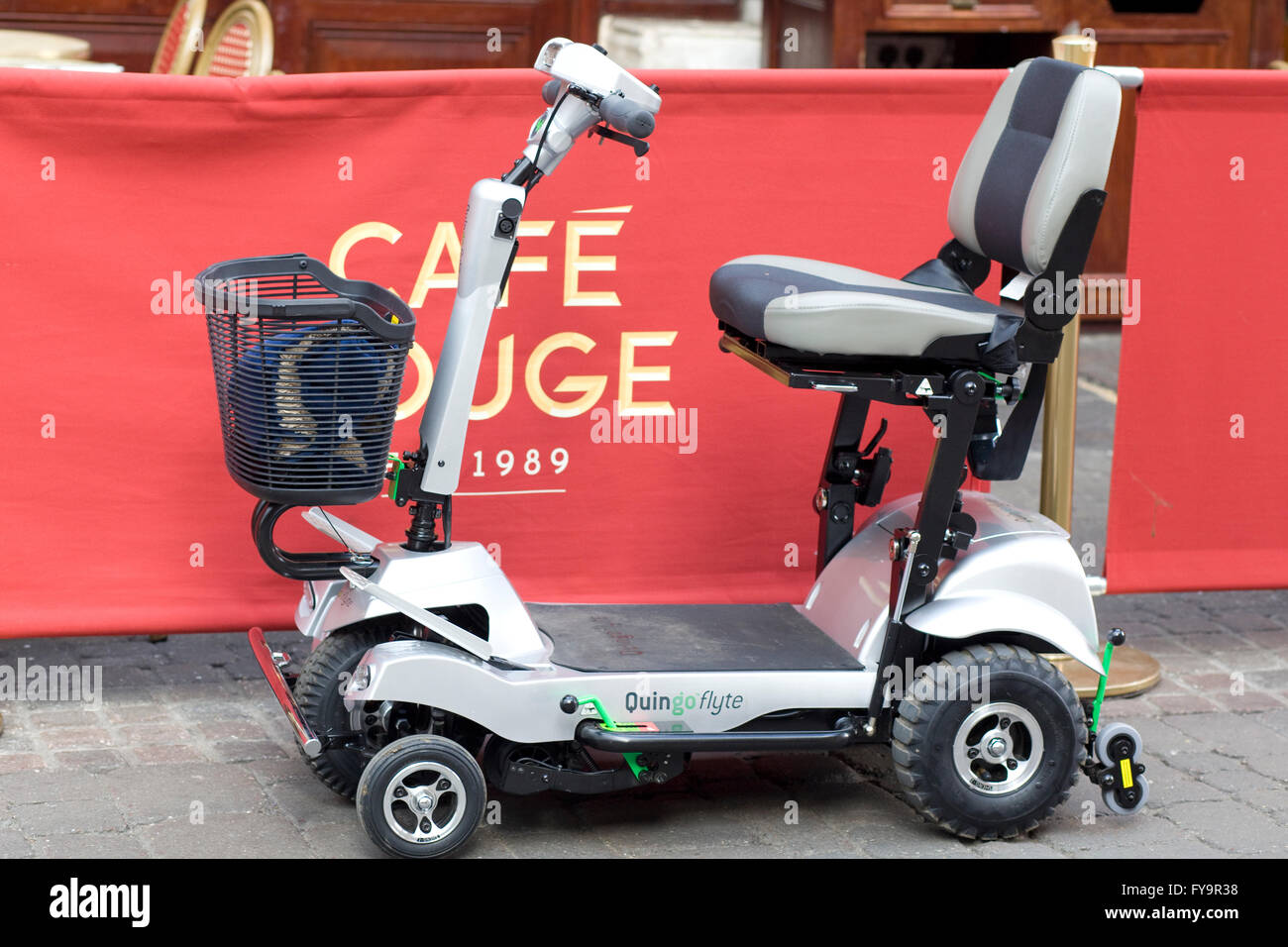 Flyte Quingo Scooter de mobilité à l'extérieur Café rouge Banque D'Images