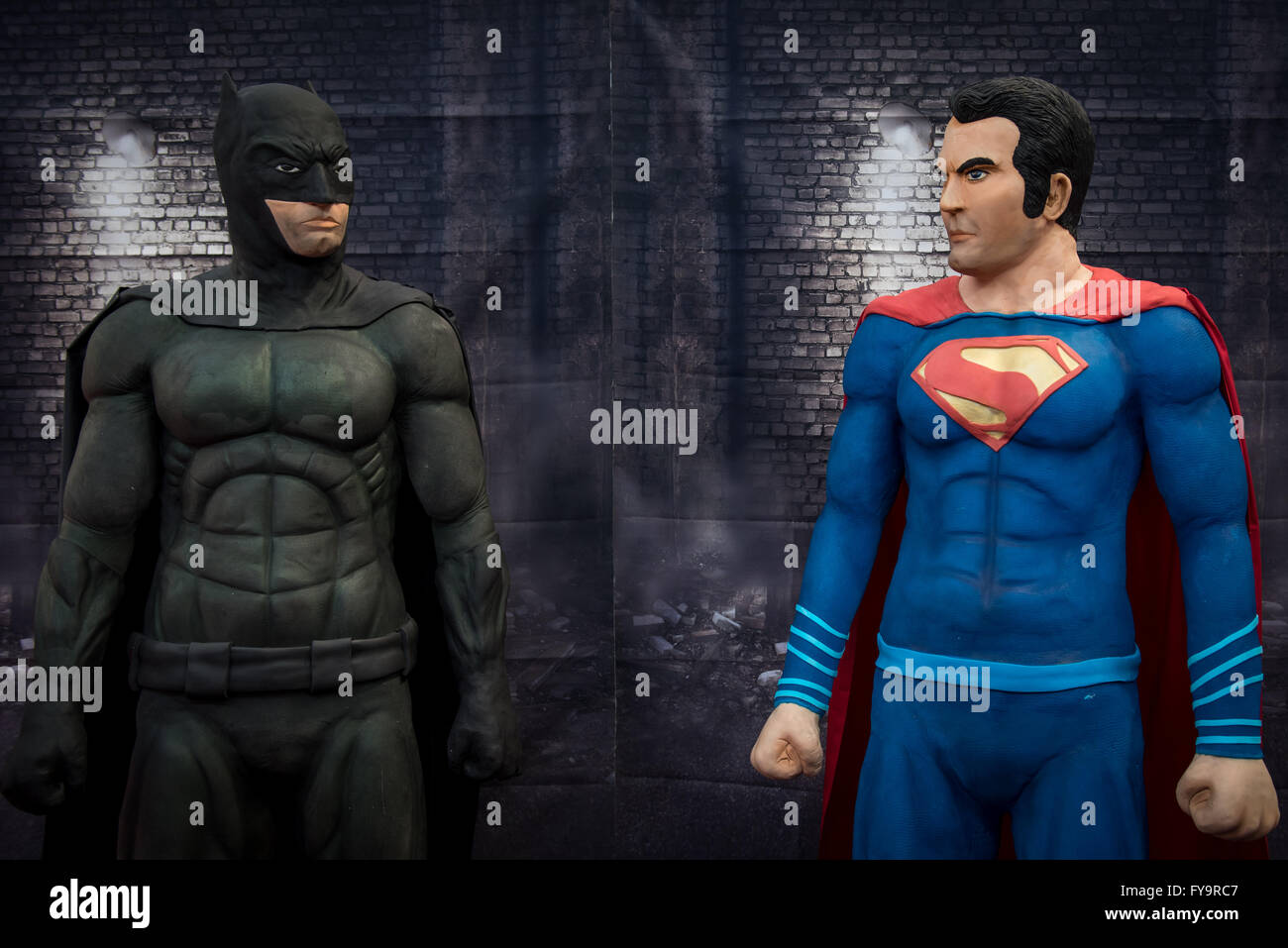 La Vie De Batman Et Superman Statue Taille Au Gateau Comestibles International Les Sugarcraft Decoration De Gateaux Patisseries Et Show A Londres Photo Stock Alamy