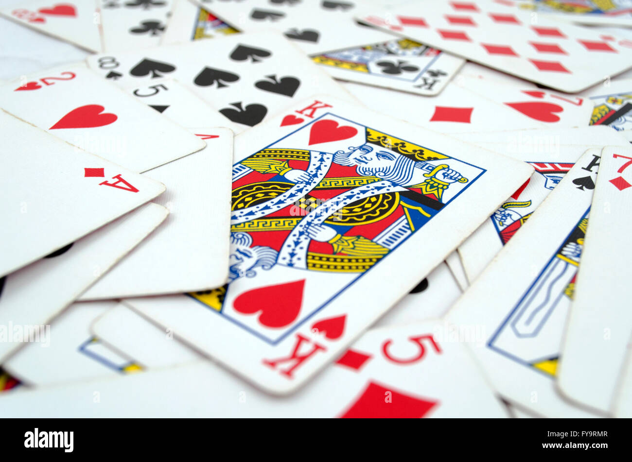 Beaucoup de cartes à jouer anciennes poussiéreuses isolated over white background Banque D'Images