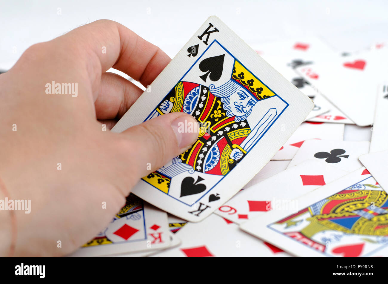 Cartes à jouer dans la main isolé sur fond blanc Banque D'Images