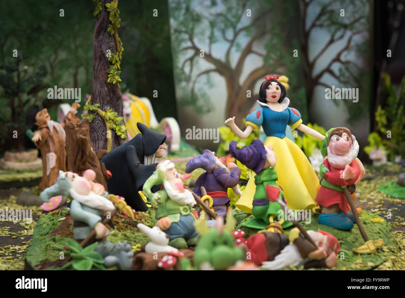 Blanche Neige Et Les Nains Sever Et Sorciere Au Gateau Comestibles International Les Sugarcraft Decoration De Gateaux Patisseries Et Show De Londres Photo Stock Alamy