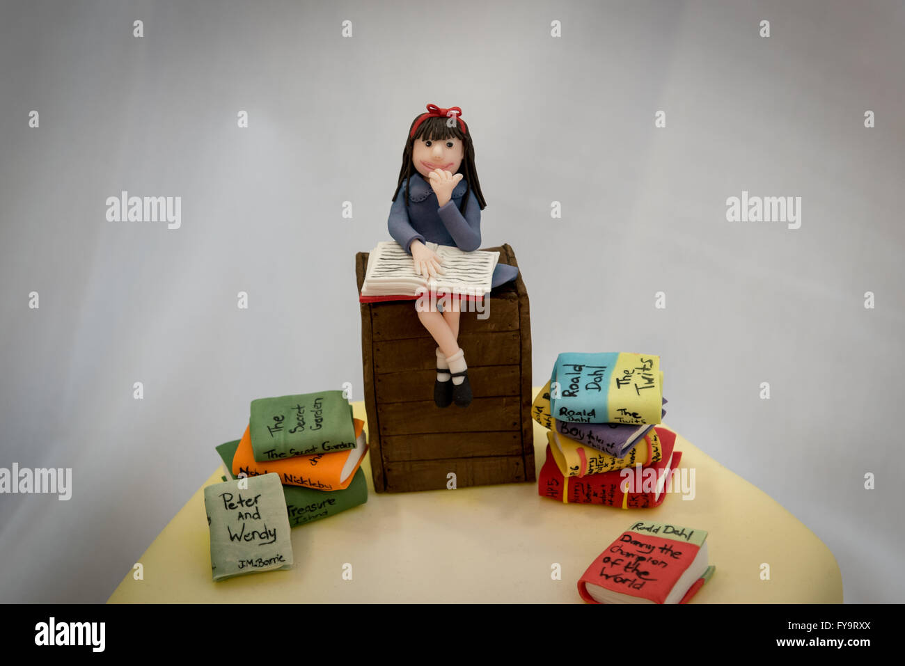 Fille de l'école lire des livres décoration gâteau comestible à l'International - l'Sugarcraft décoration de gâteaux, pâtisseries et Show à Londres. Banque D'Images