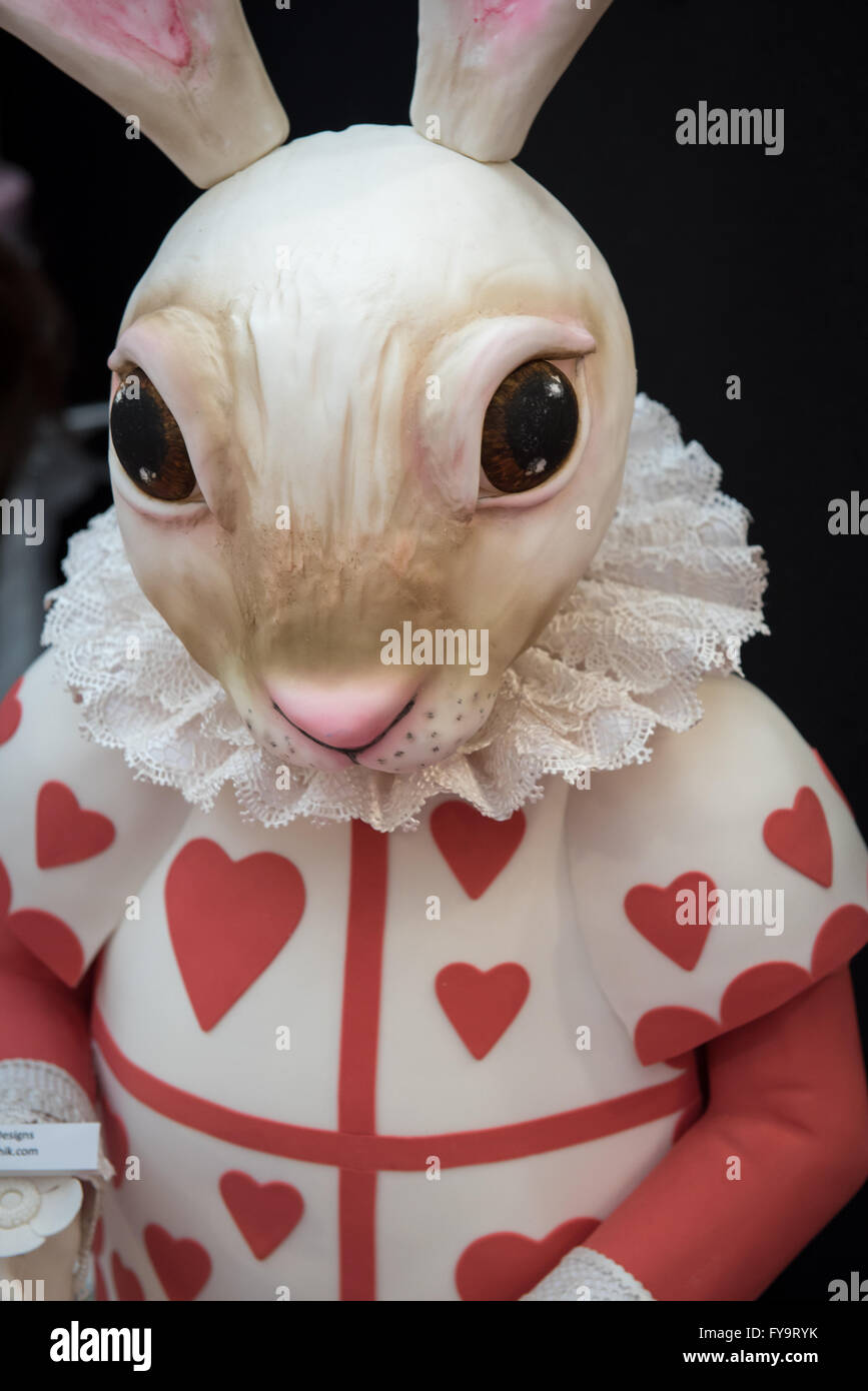 Alice au Pays des Merveilles lapin blanc décoration gâteau comestible à l'International - l'Sugarcraft Décoration de gâteau, et la montrer, Londres. Banque D'Images