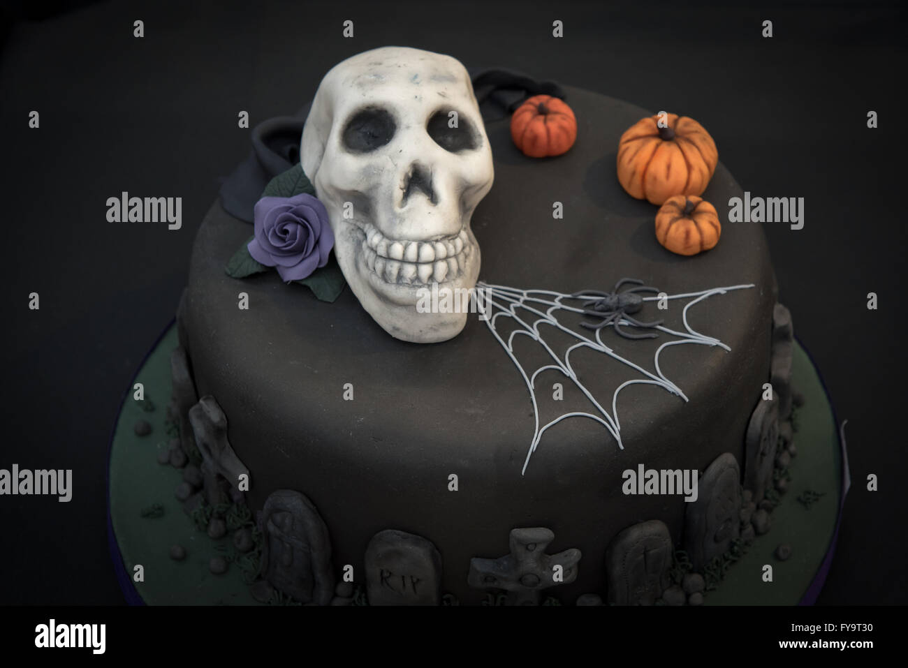 Gâteau de citrouille Halloween skull black goth au gâteau International - Les Sugarcraft décoration de gâteaux, pâtisseries et Show à Londres Banque D'Images