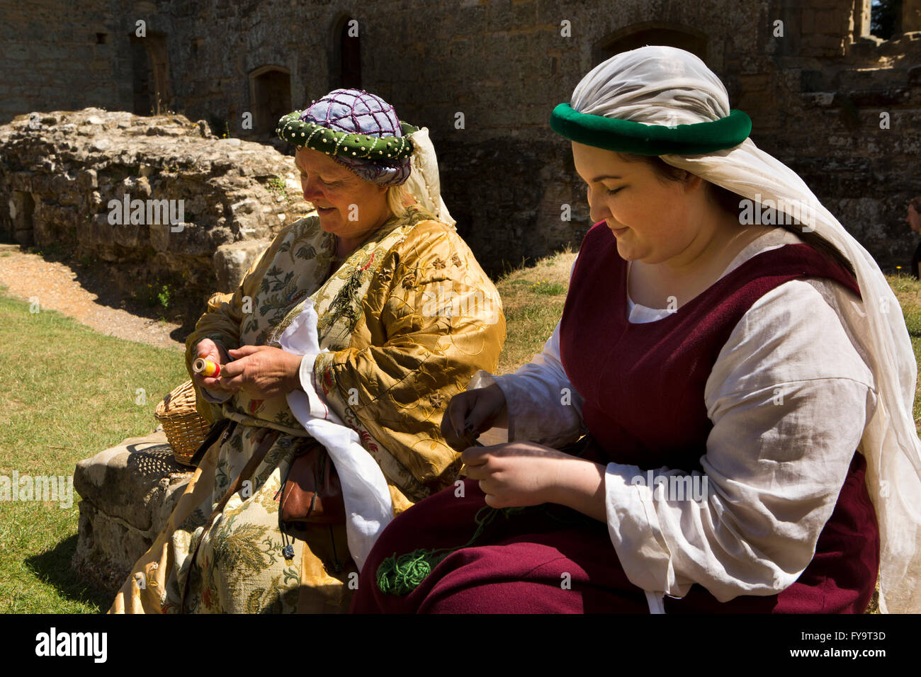 Royaume-uni, East Sussex, Château de Bodiam, les femmes en costume médiéval la couture Banque D'Images