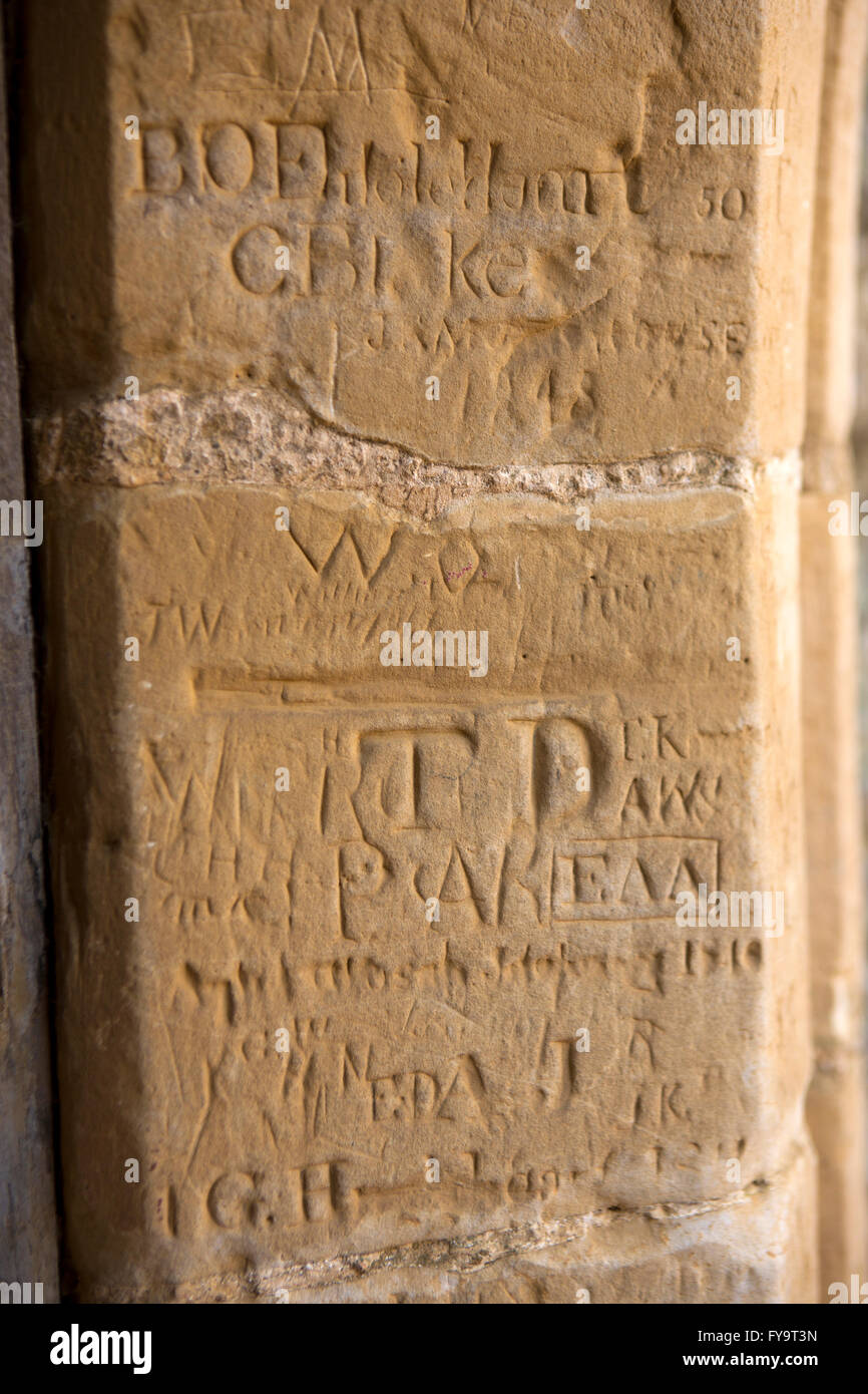 Royaume-uni, East Sussex, Château de Bodiam, graffiti historique gravé dans la pierre de la tour Poterne de jambage de porte Banque D'Images