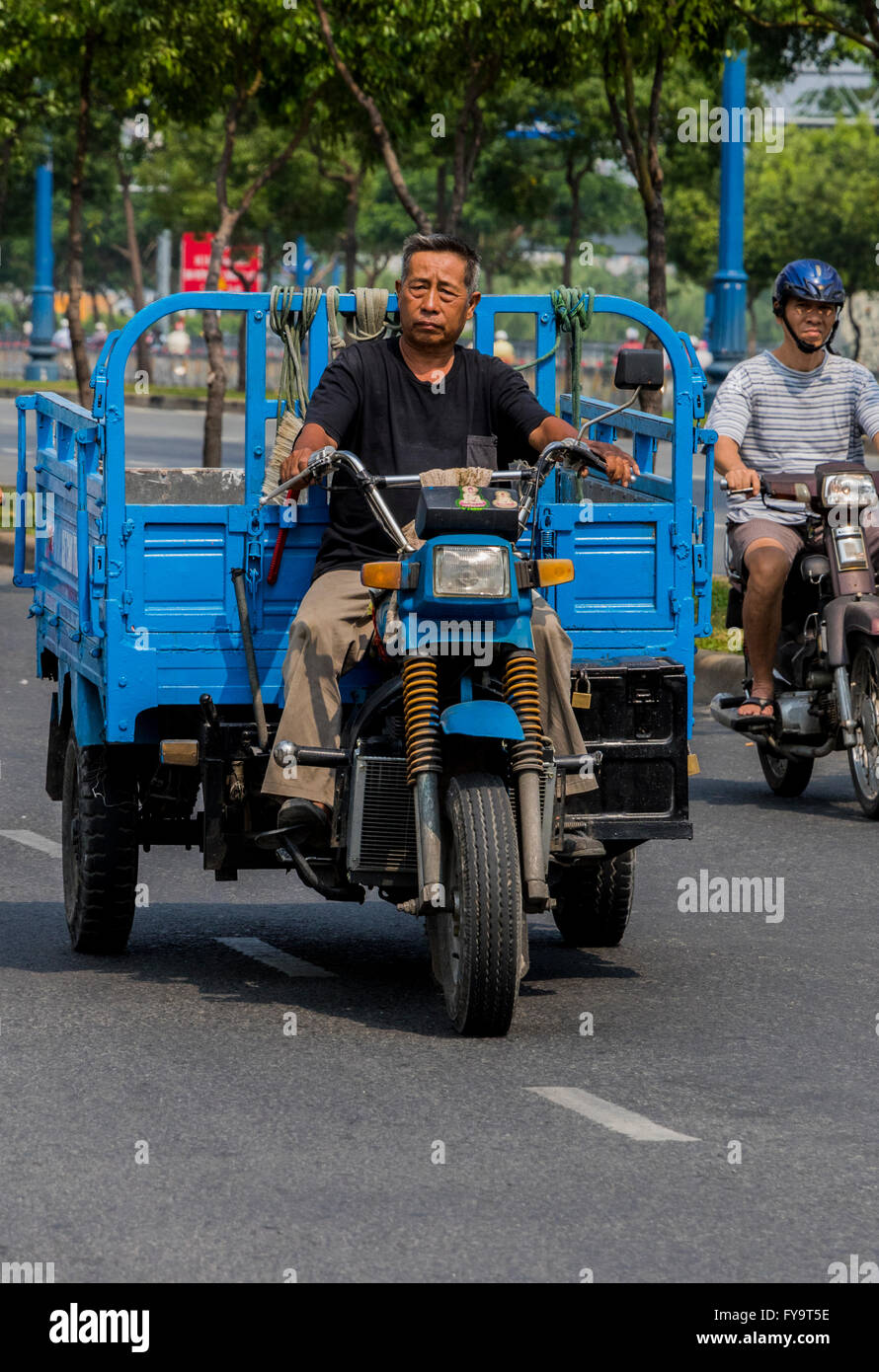 Tricycle à moteur utilisé pour le transport des marchandises transport  Vietnam Saigon Photo Stock - Alamy