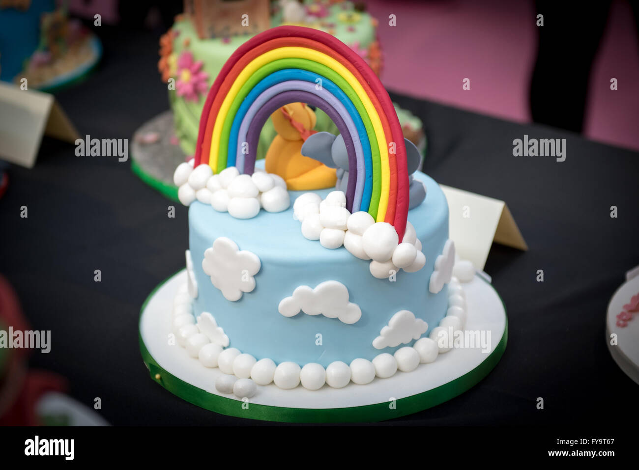 Les Nuages Et Arc En Ciel Gateau Decore Au Gateau International Les Sugarcraft Decoration De Gateaux Patisseries Et Show A Londres Photo Stock Alamy
