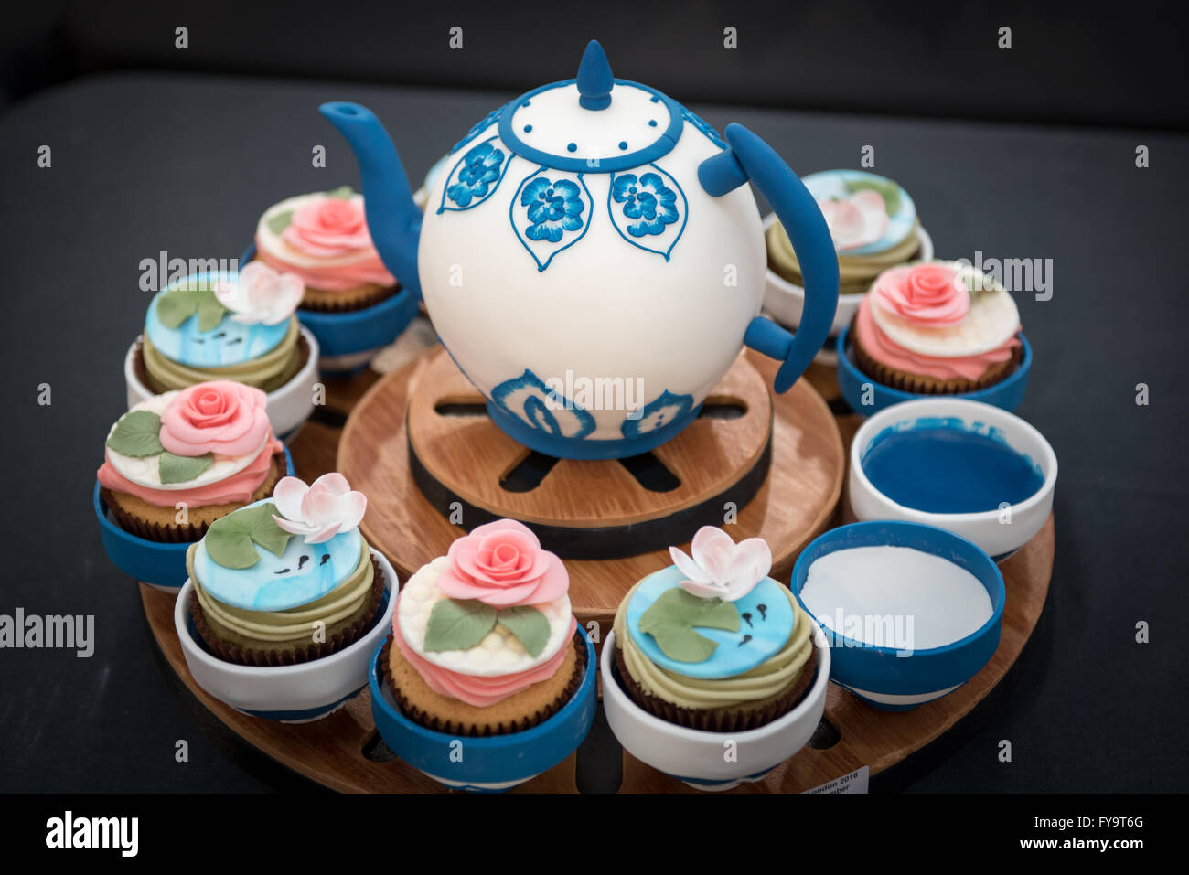 Pot de thé de l'après-midi et des gâteaux cupcakes au gâteau International - Les Sugarcraft décoration de gâteaux, pâtisseries et Show à Londres. Banque D'Images