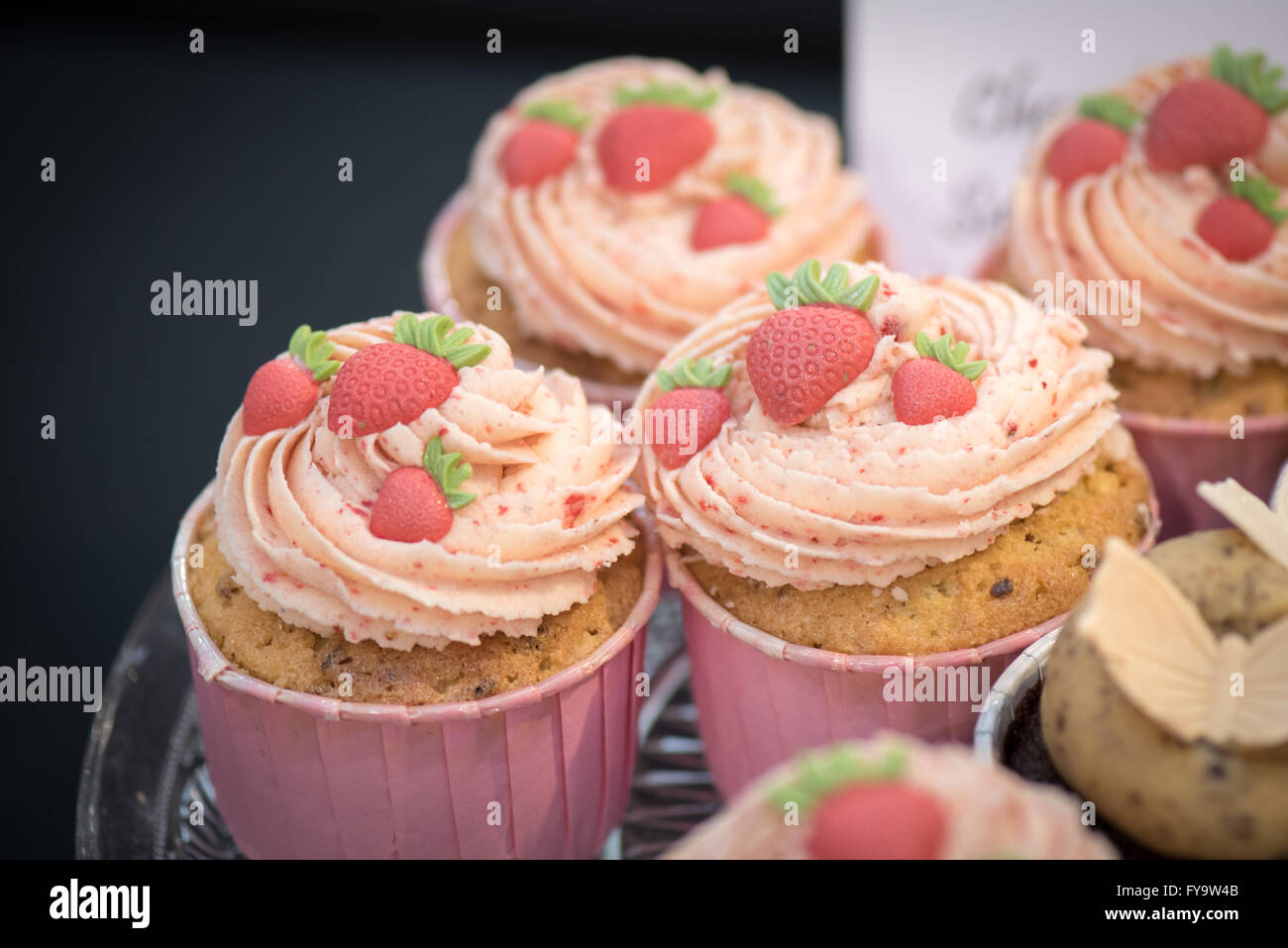 Cupcakes fraise au gâteau International - Les Sugarcraft décoration de gâteaux, pâtisseries et Show à Londres Banque D'Images