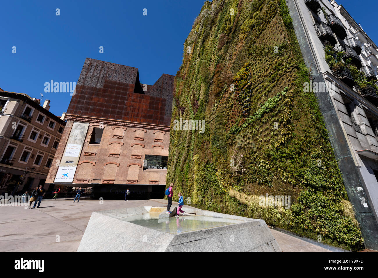 Madrid. L'Espagne. CaixaForum Madrid, le Jardin Vertical (2008) par le botaniste Patrick Blanc, Paseo del Prado. Banque D'Images