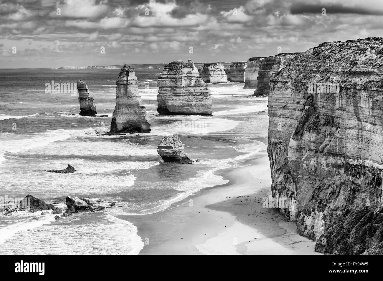 Douze Apôtres rock formations, Great Ocean Road, Victoria, Australie. Image en noir et blanc. Banque D'Images