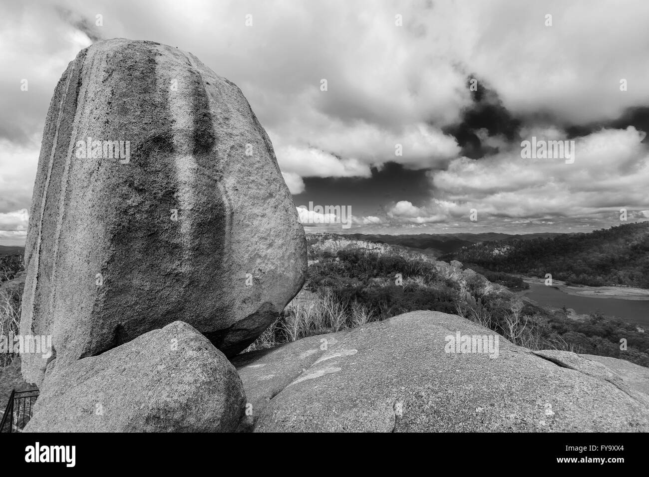 Le monolithe - énorme rocher à Mount Buffalo National Park, Victoria, Australie. Image en noir et blanc. Banque D'Images