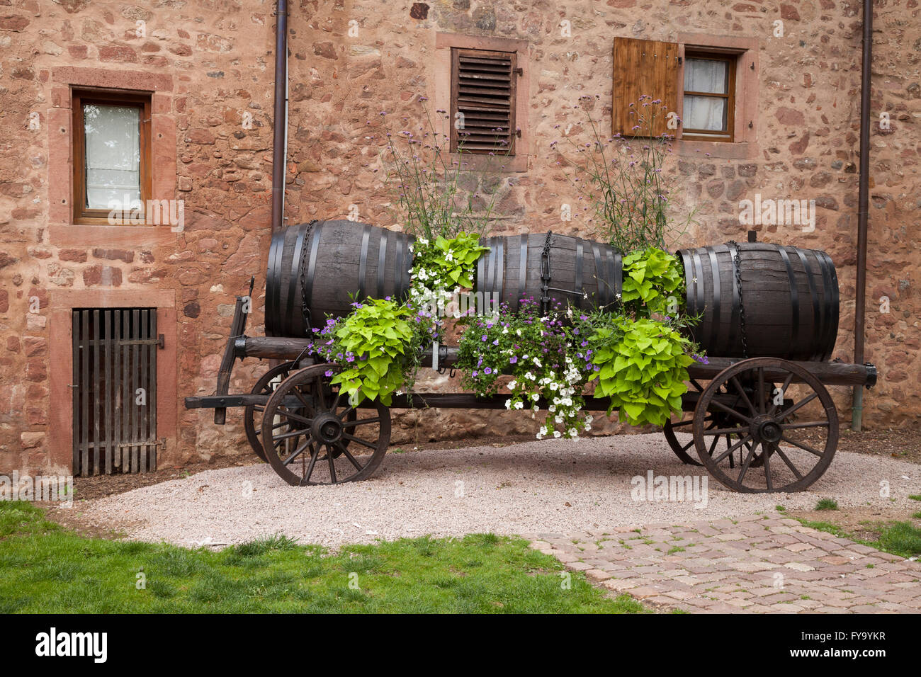 Panier en bois avec des tonneaux de vin, Riquewihr, Alsace, France Banque D'Images