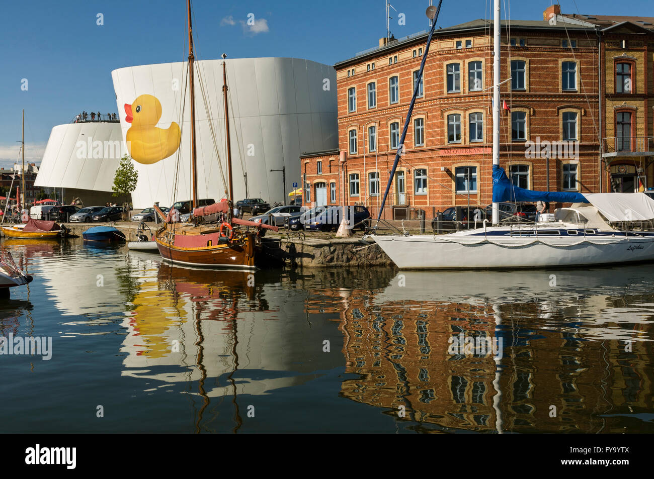 Port-canal et Ozeaneum, Stralsund, Mecklenburg-Vorpommern, Allemagne Banque D'Images