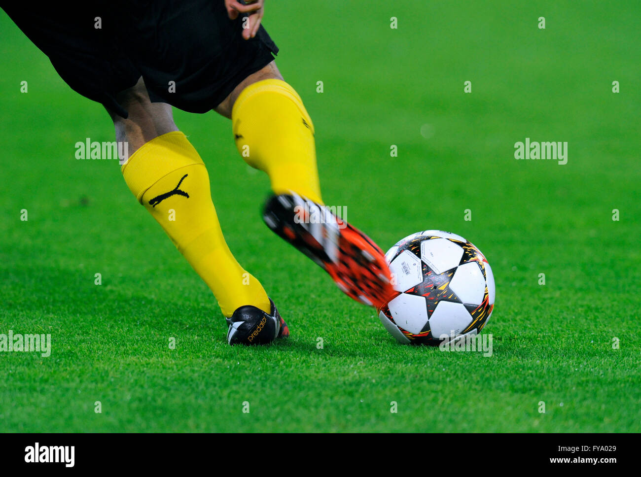 Pattes d'un BVB joueur avec adidas Champions League Ball, parc Signal Iduna, Dortmund, Rhénanie du Nord-Westphalie, Allemagne Banque D'Images