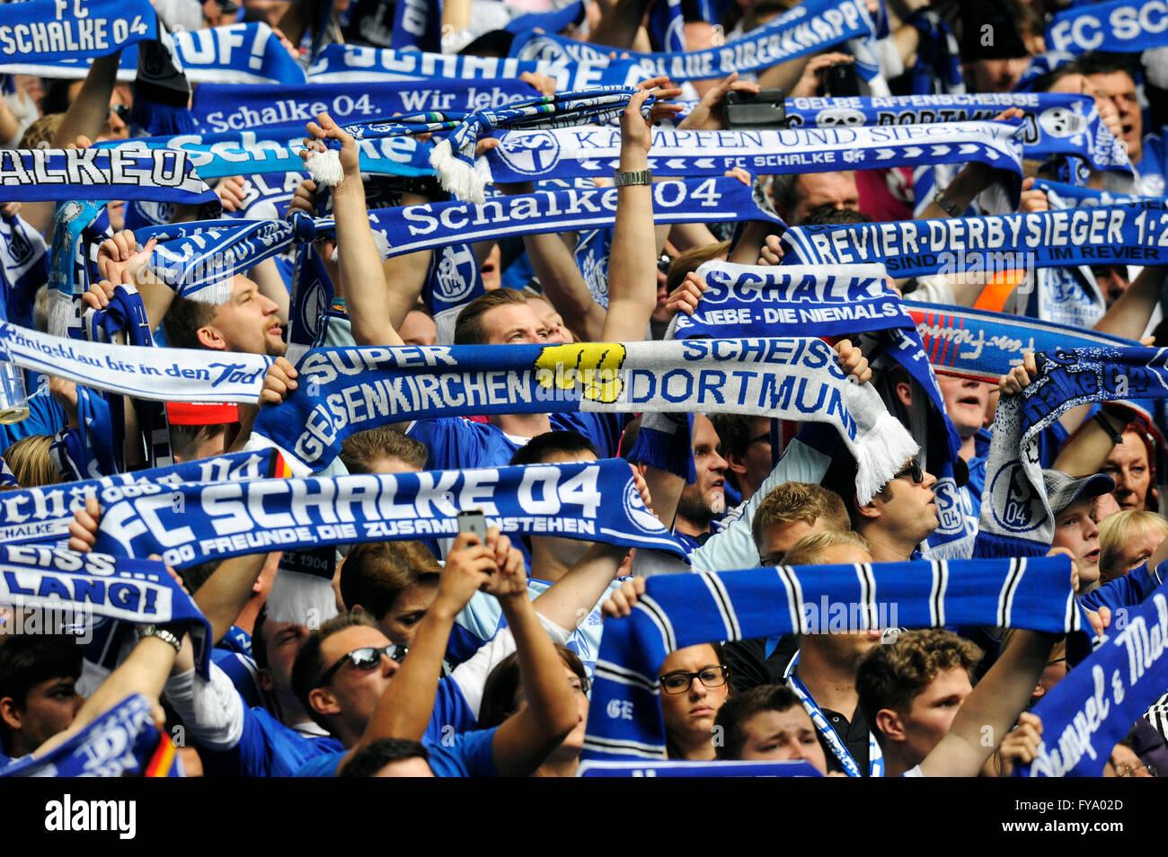 Schalke ventilateurs sur le stand du holding up foulards, FC Schalke 04 - Borussia Dortmund, Veltins Arena, Gelsenkirchen Banque D'Images
