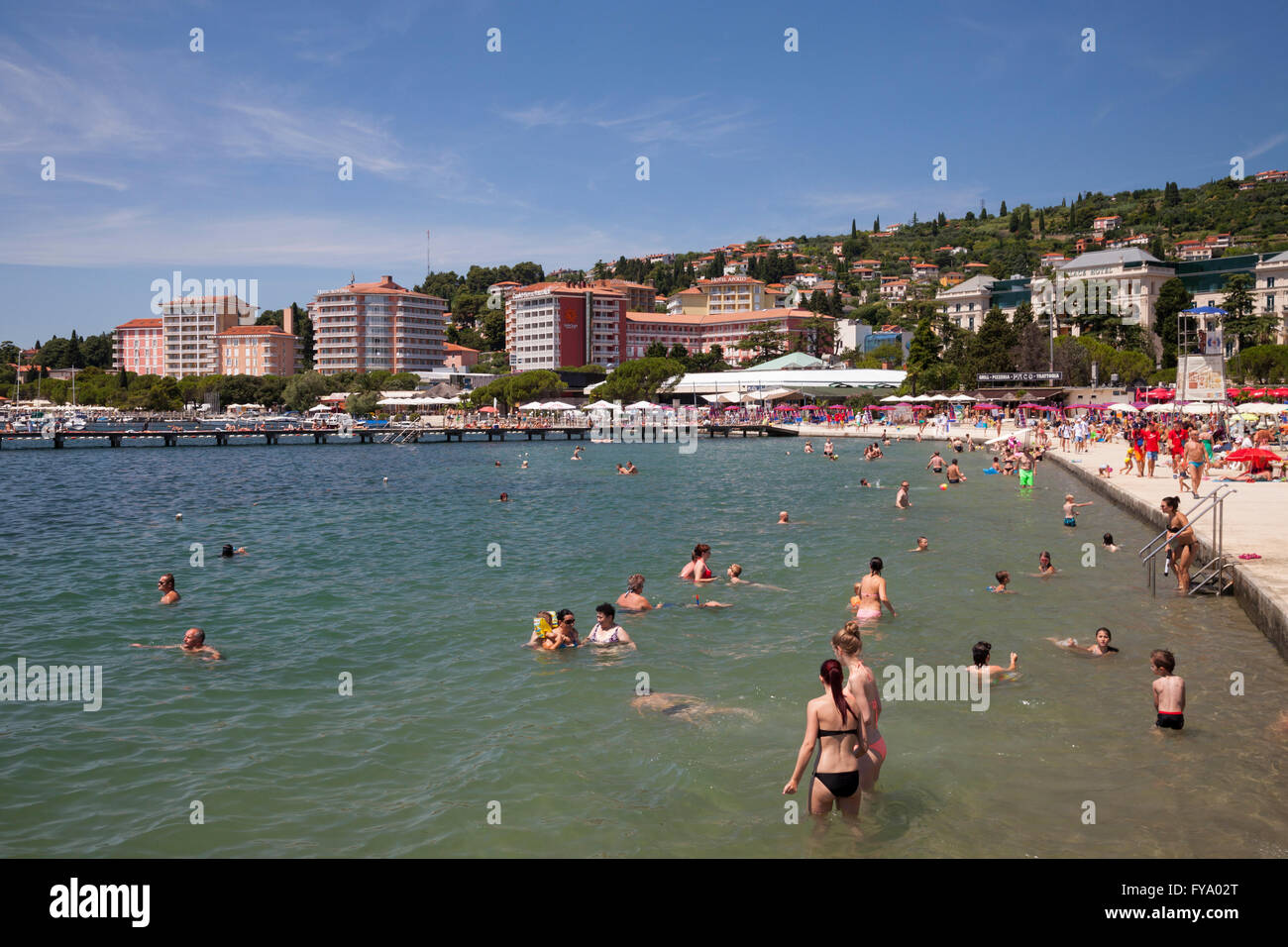 Baigneurs sur la côte, de Portorož, Piran, côte Adriatique, l'Istrie, Slovénie Banque D'Images