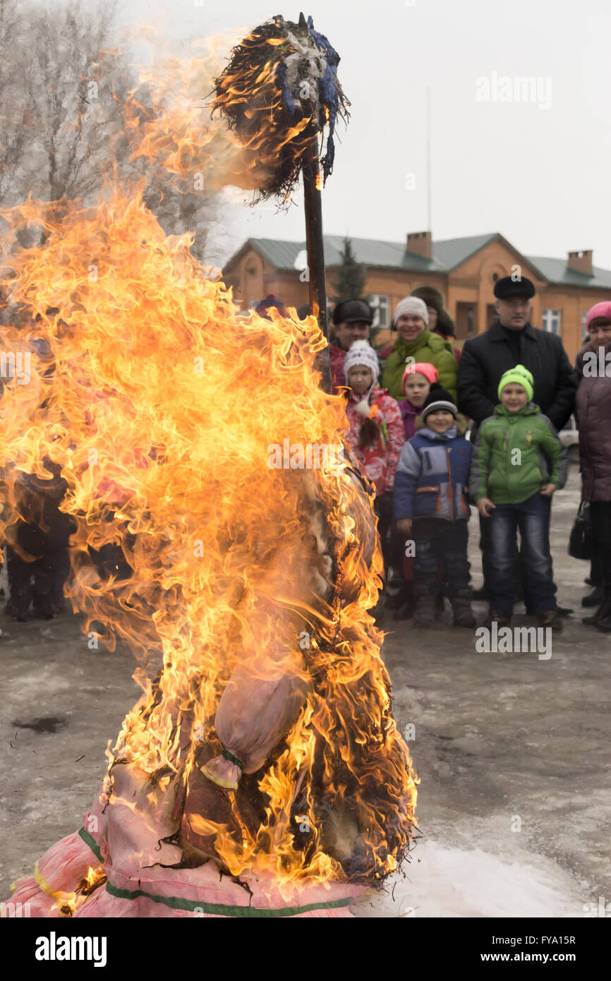 REIFKA - Russie 6ème Mars 2016 - Russes regardez un burning effigy de Dame Maslenitsa dans le cadre de la fin de l'hiver en fête Banque D'Images