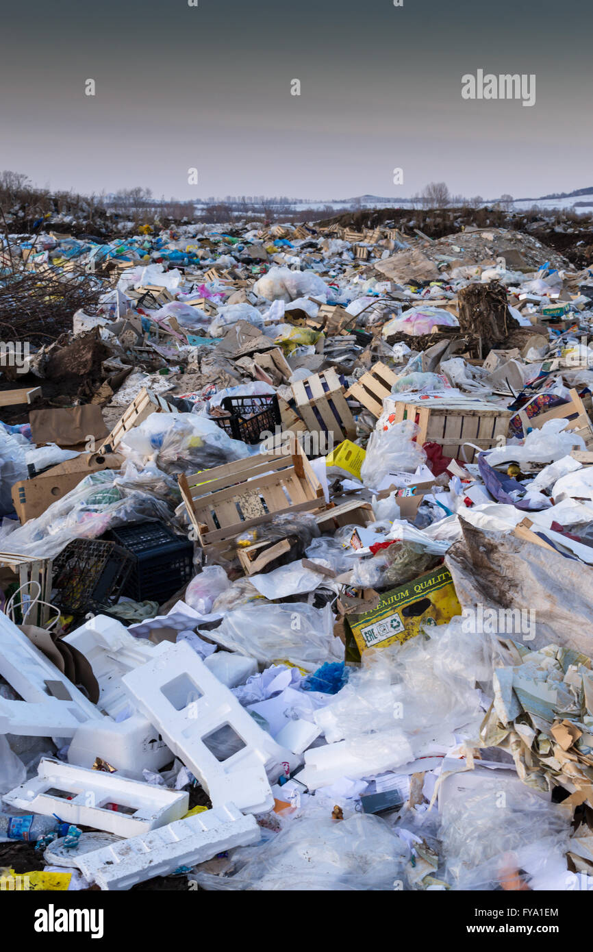 REIFKA - RUSSIE 11ème Mars 2016 - des piles de vieux déchets fournis par les ménages le remplissage d'un site d'enfouissement et processus attendent Banque D'Images