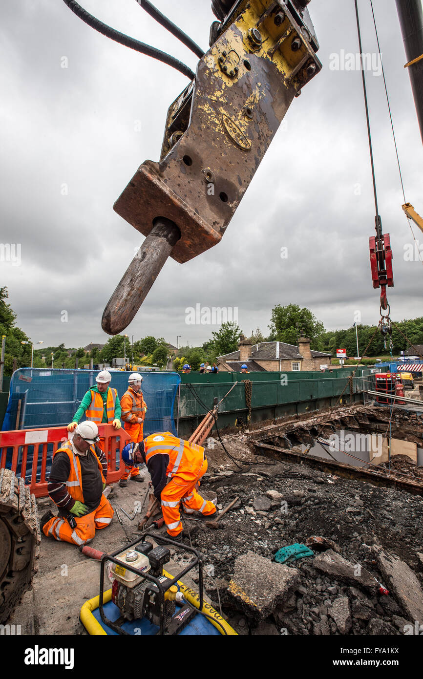 Les travailleurs de la construction du pont ferroviaire dépose Banque D'Images