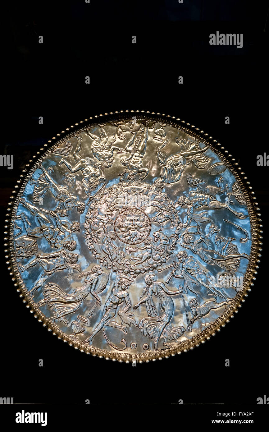 Le British Museum, Londres, Royaume-Uni. Le grand plat de la Mildenhall Treasure, découvert en 1942. Banque D'Images