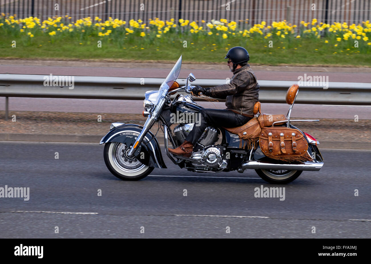 Une moto vintage de la "1901 Indian Motorcycle Company" se déplaçant le long de la Kingsway à deux voies dans Dundee, Royaume-Uni Banque D'Images