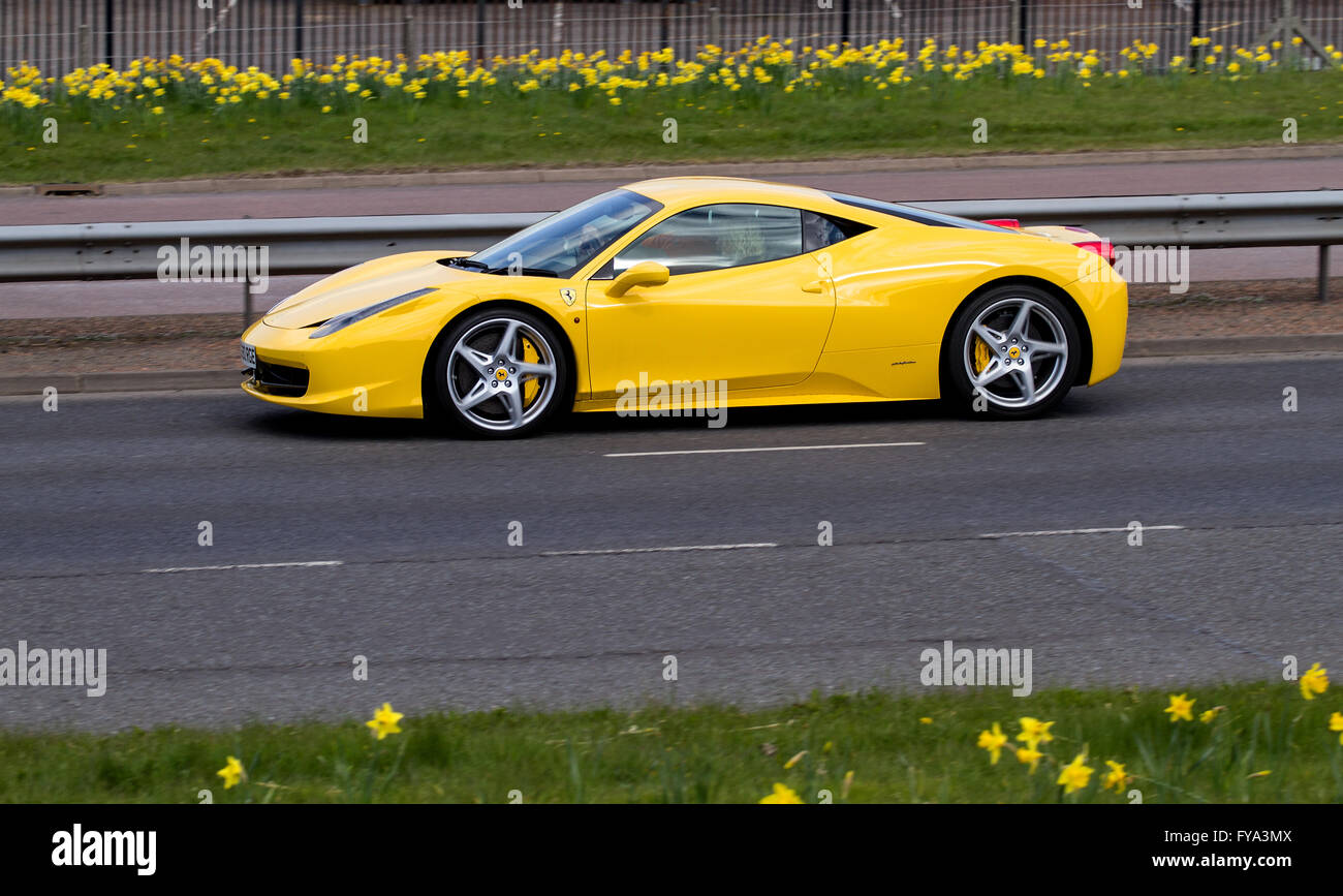 Une Ferrari 458 Italia le jaune se déplaçant le long de la Kingsway à deux voies dans Dundee, Royaume-Uni Banque D'Images