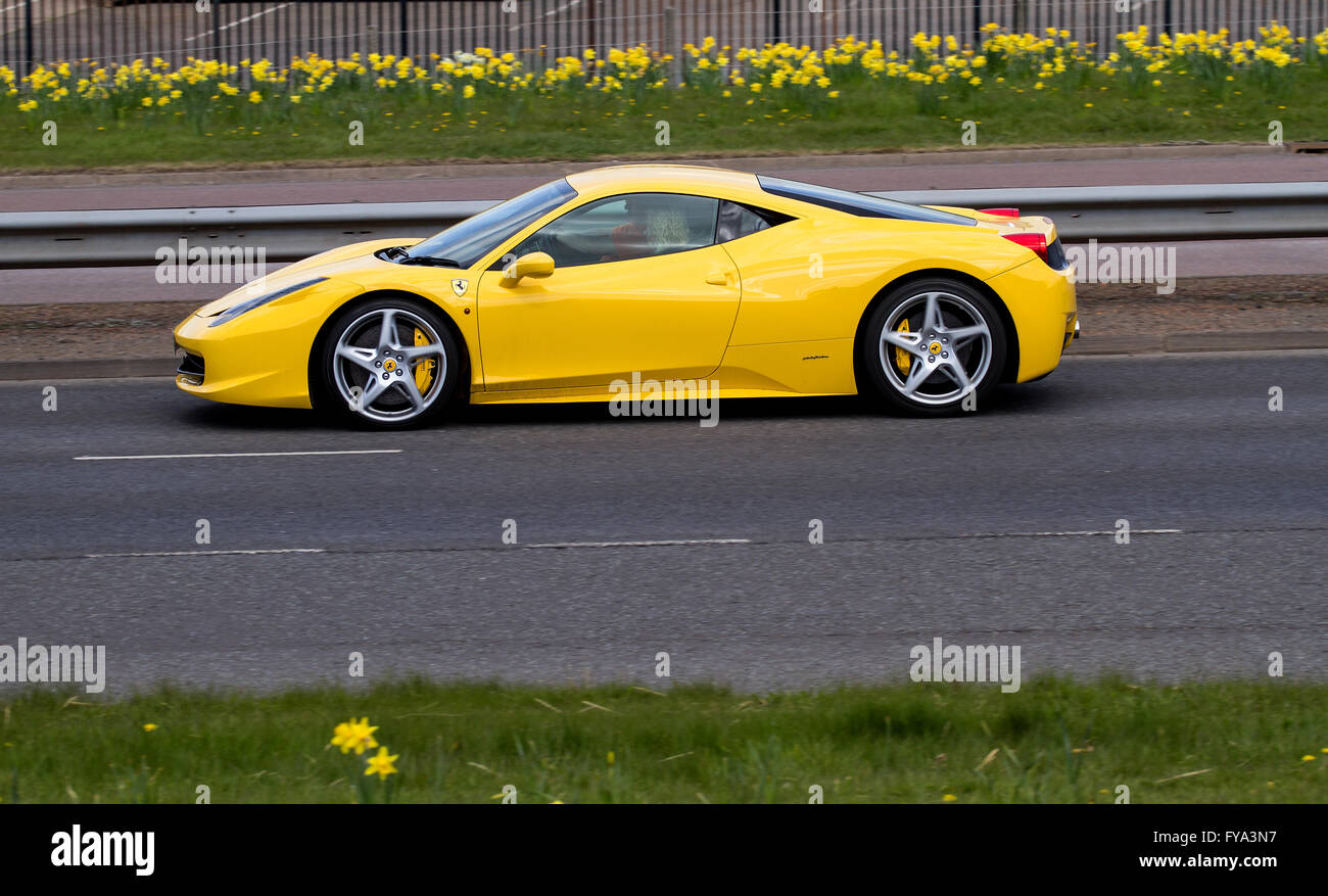 Une Ferrari 458 Italia le jaune se déplaçant le long de la Kingsway à deux voies dans Dundee, Royaume-Uni Banque D'Images