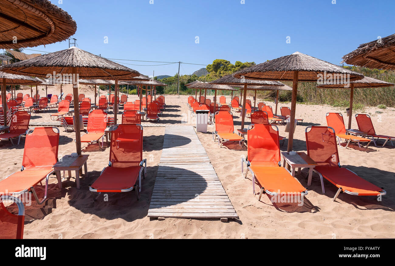 Chaises longues sur la plage de Banana, célèbre plage de l'île de Zakynthos, Grèce Banque D'Images