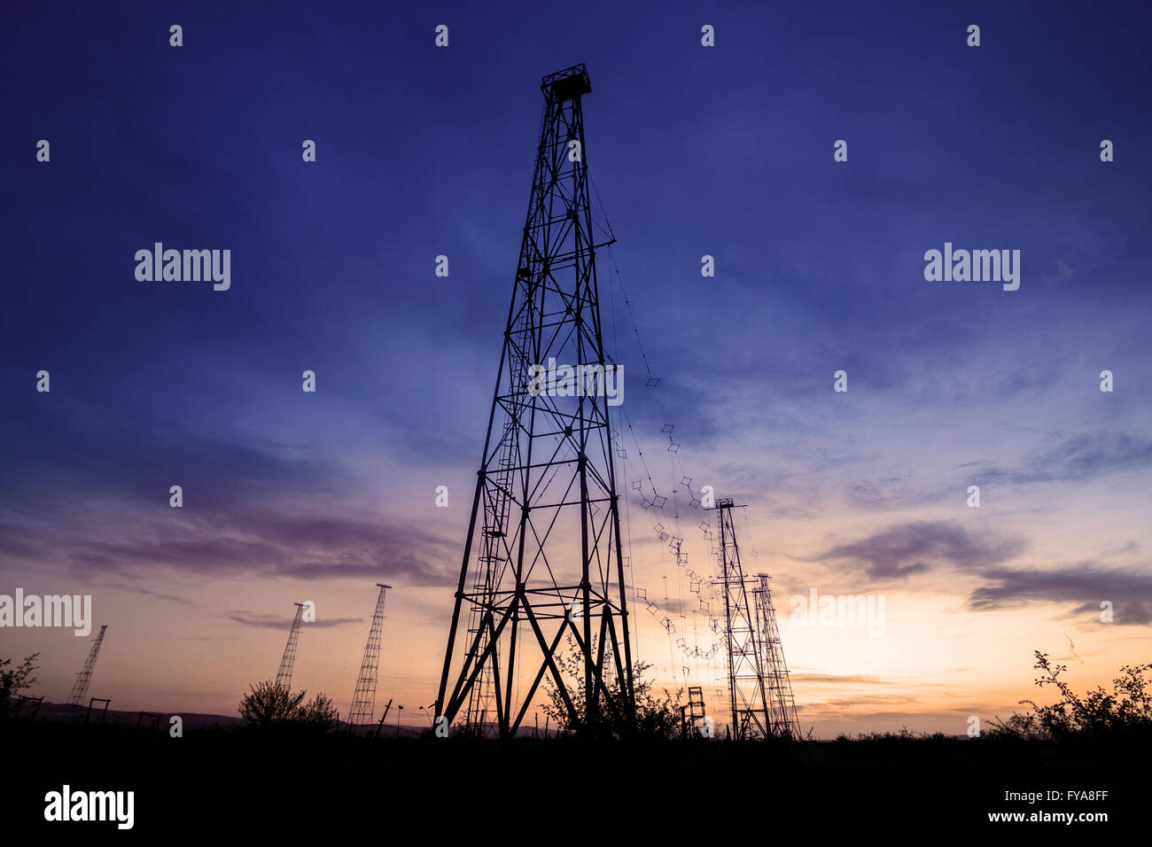 Avec la tour de radio en fond de ciel coucher de soleil Banque D'Images