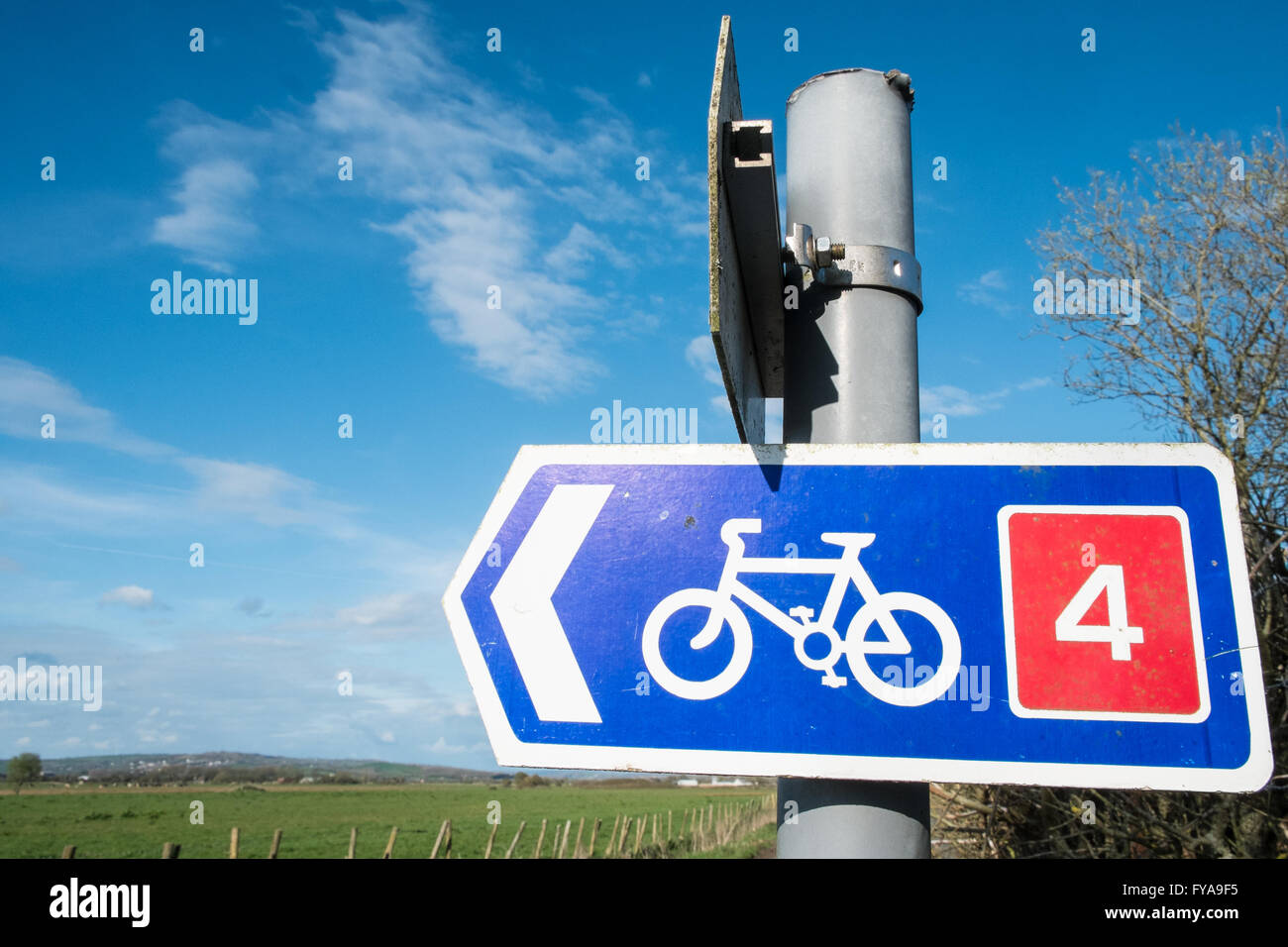 Signalisation,signe pour vélo route nationale numéro 4, de Londres à Fishguard.Ici à Pembrey Country Park, Carmarthenshire, Pays de Galles, Royaume-Uni Banque D'Images