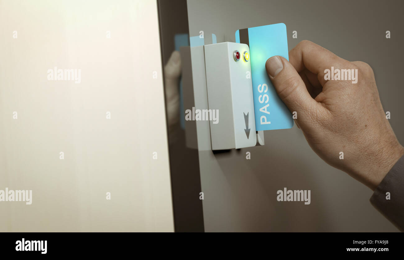 La main avec col bleu déverrouillage carte accéder à un espace réservé. concept de droit pour la sécurité et la protection des données. Banque D'Images