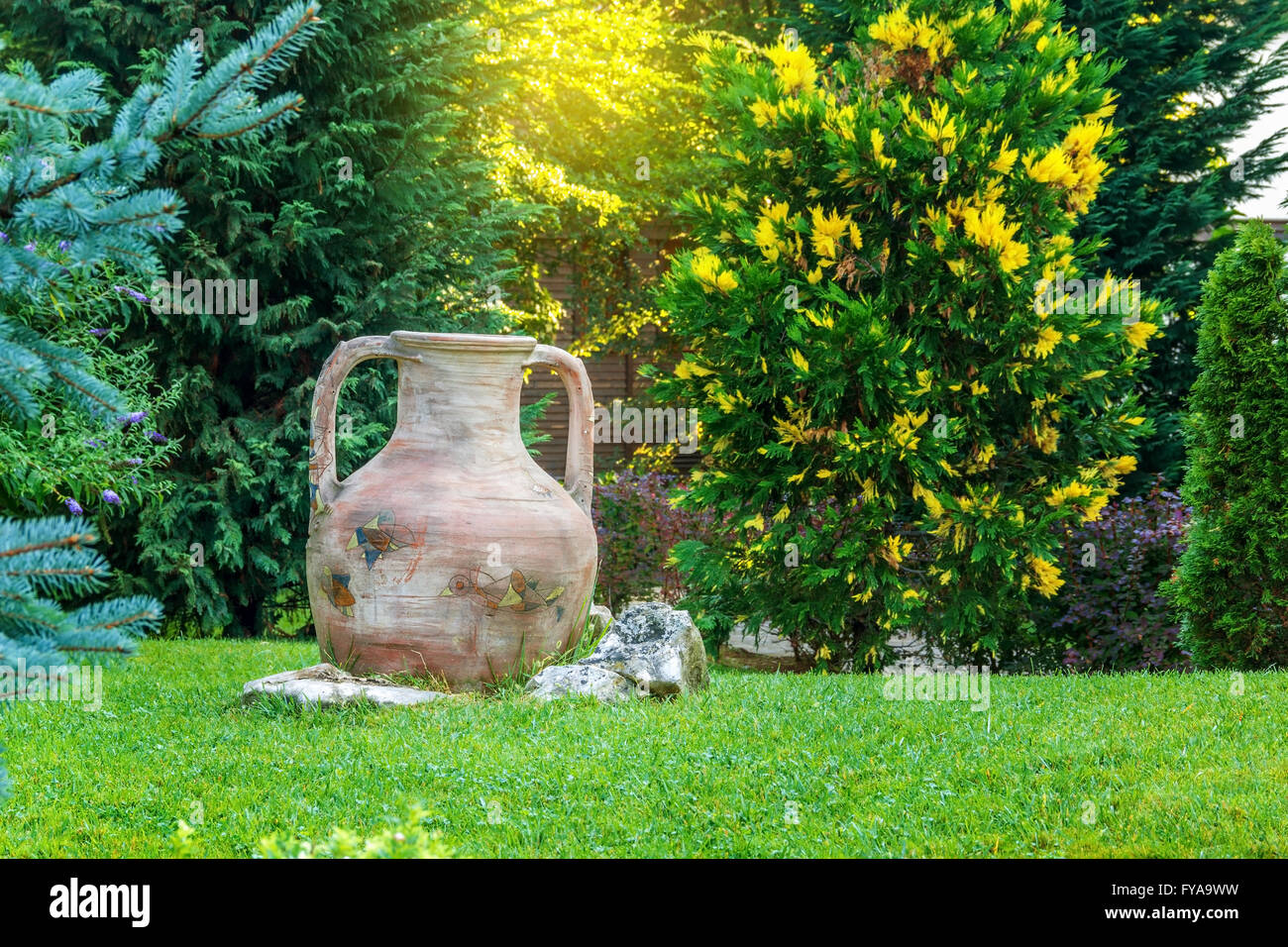 Belle amphore antique au jardin en été Banque D'Images