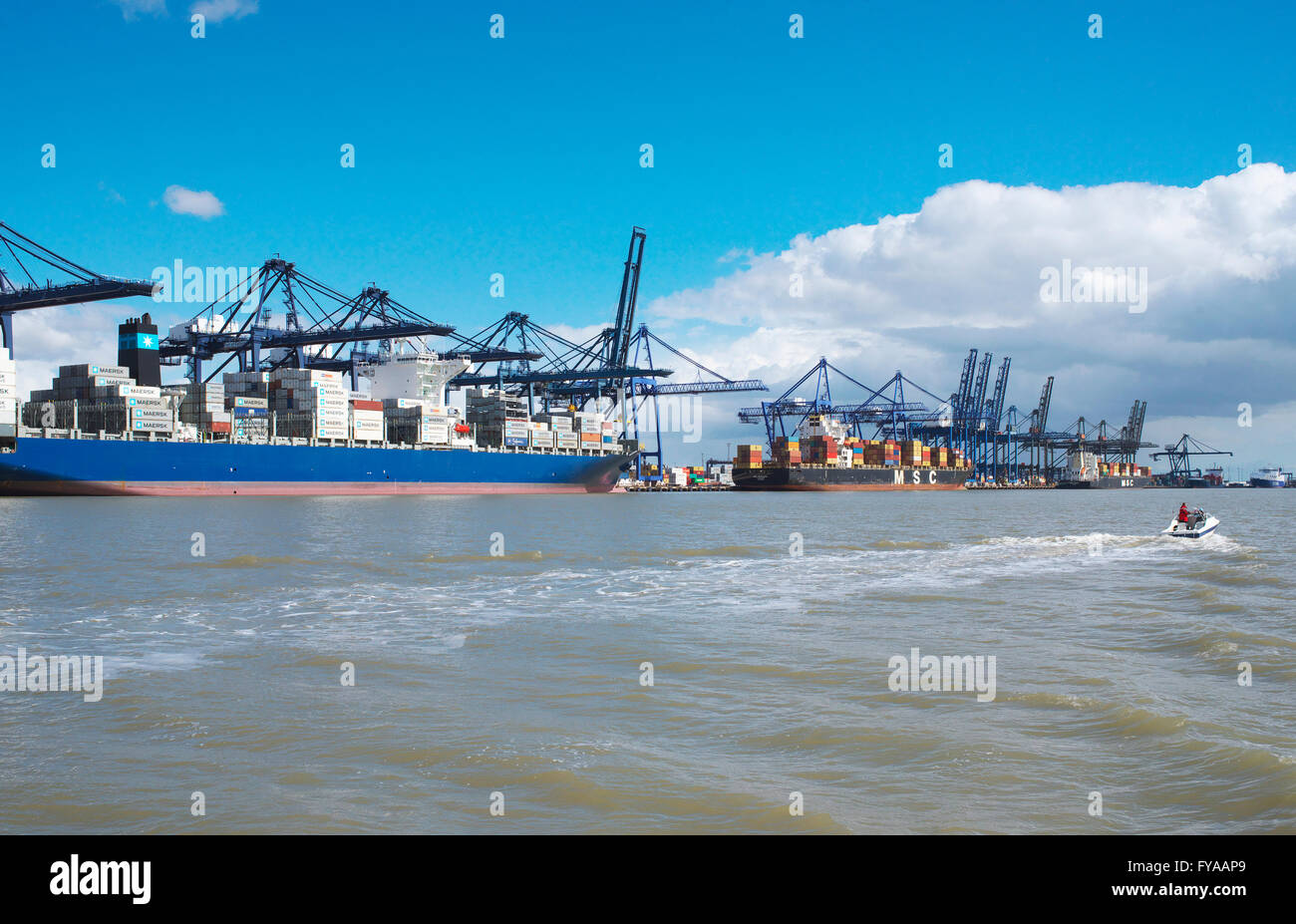 Les porte-conteneurs à quai au port de Felixstowe, le plus grand et le port le plus achalandé, le déchargement de la cargaison, photo à partir de la mer Banque D'Images