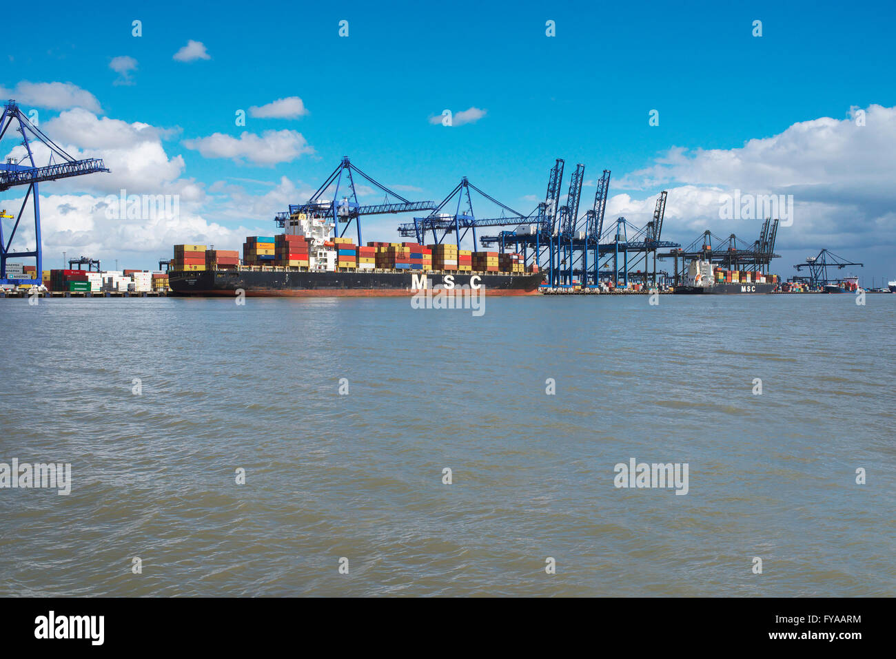 Les porte-conteneurs à quai au port de Felixstowe, le plus grand et le port le plus achalandé, le déchargement de la cargaison, photo à partir de la mer Banque D'Images