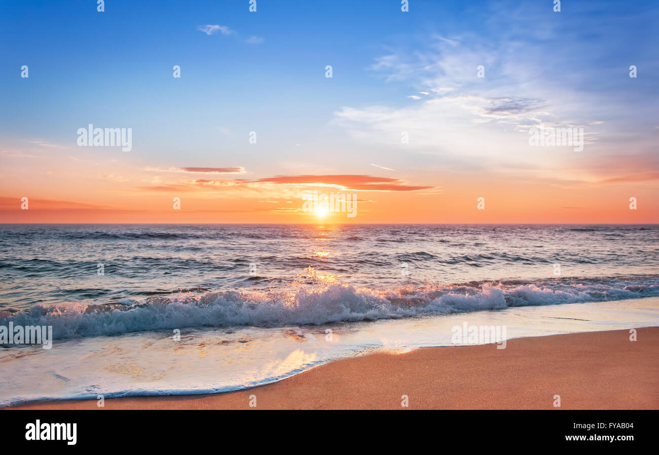 Lever de soleil sur la plage de la mer des Caraïbes, la République Dominicaine Banque D'Images