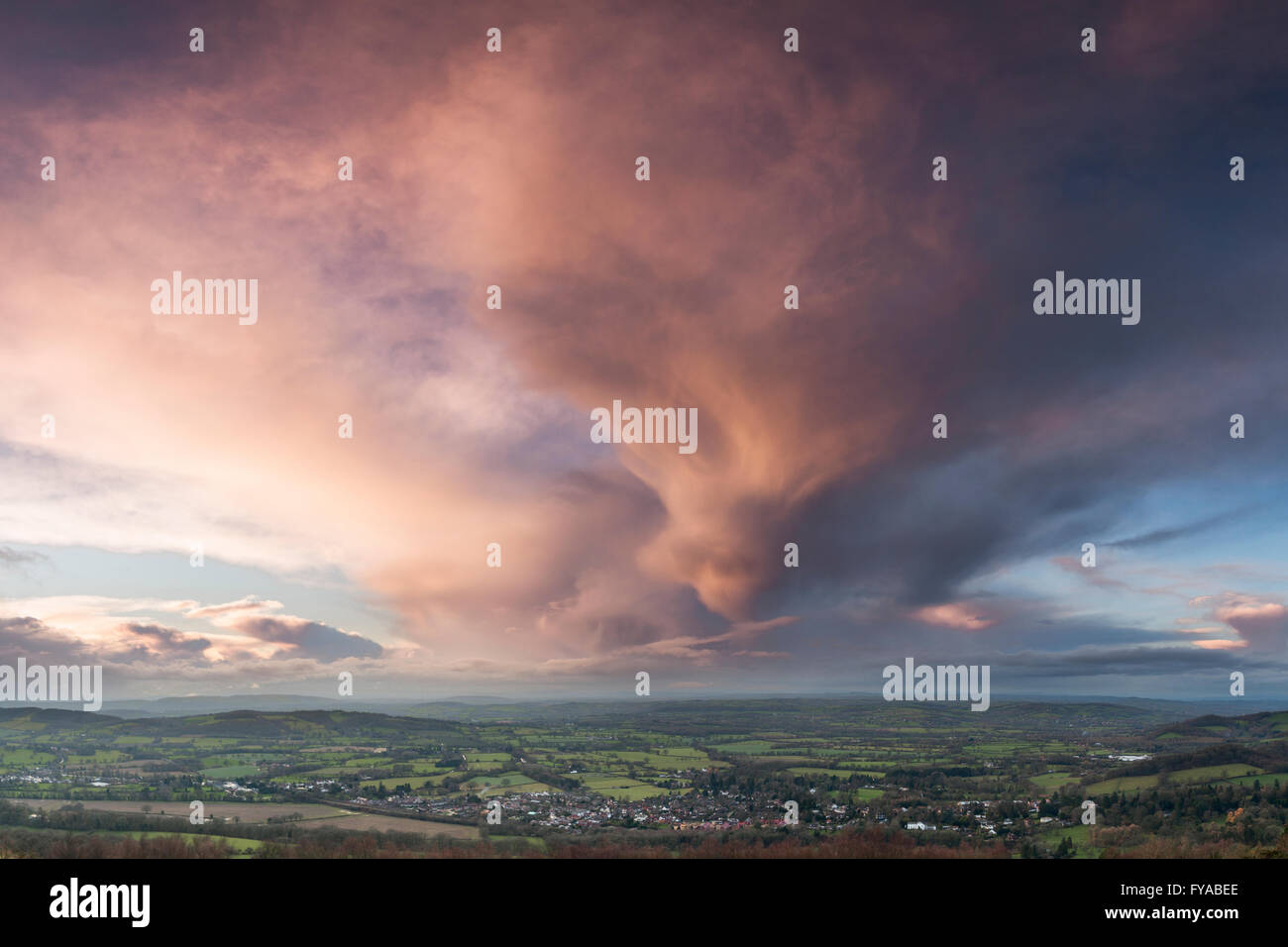 Un nuage tempête au coucher du soleil est d'être illuminé par le soleil couchant, Herefordshire, Colwall sur l'Angleterre. Banque D'Images