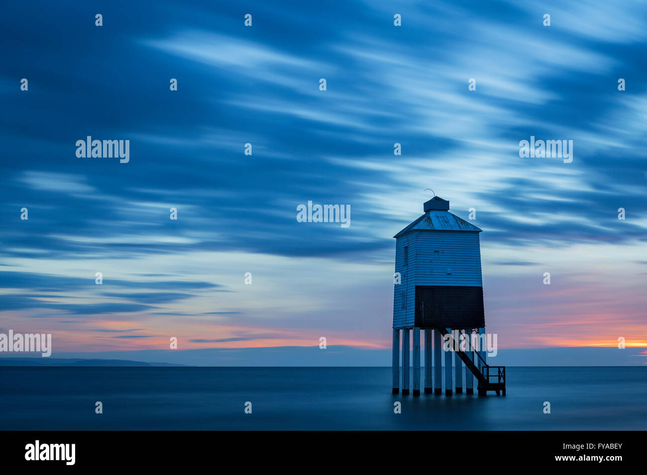 Le phare à Burnham-on-sea, Somerset, est découpé sur un ciel bleu et rose au coucher du soleil. Banque D'Images