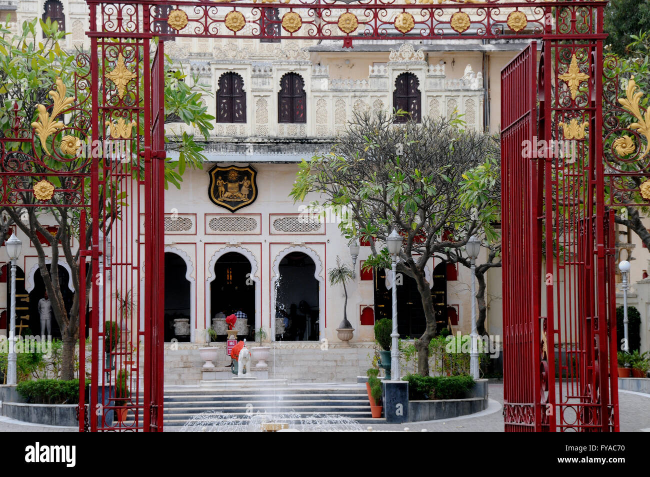Ces imposantes portes d'entrée du plomb dans le palais de ville Udaipur dans la nord de l'état indien du Rajasthan. Banque D'Images
